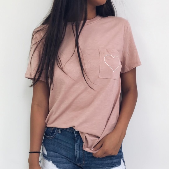 felicias Tops - 🆕 Mauve Heart Pocket Graphic Tee